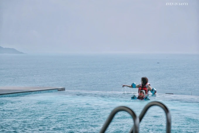 Crowne Plaza Sanya Haitang Bay의 루프톱 수영장