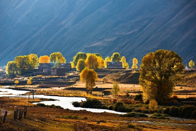 Árboles otoñales y un arroyo en Xinduqiao