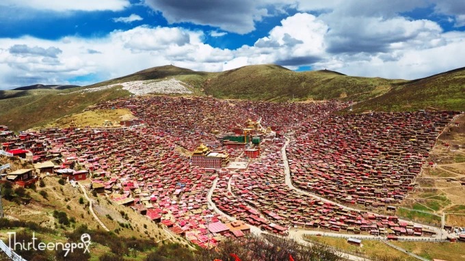 Rote Häuser der Buddhistischen Akademie Larung Gar in Serthar, West-Sichuan