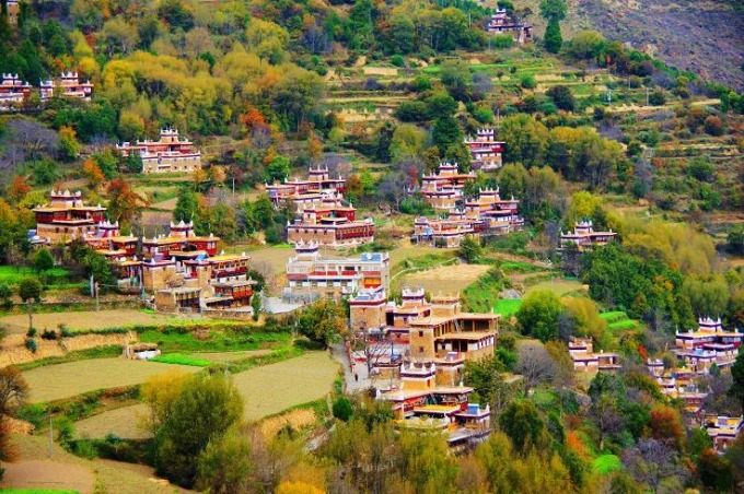 Casas tradicionales de piedra en la aldea tibetana de Jiaju