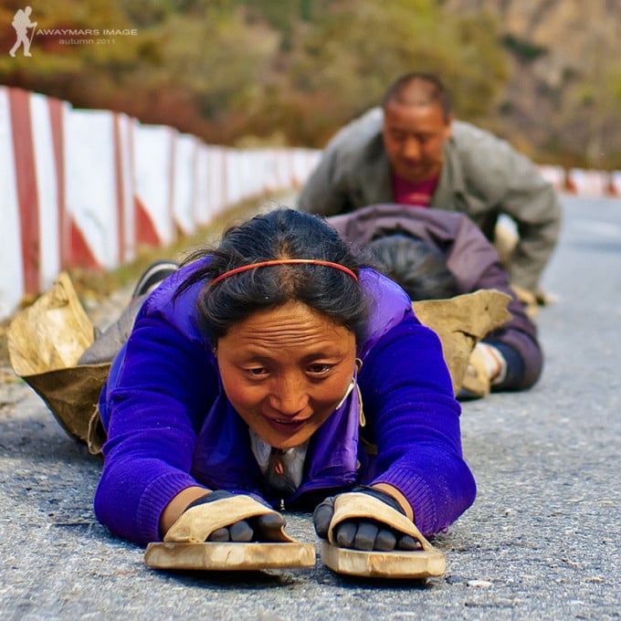 Peregrinos en una carretera de altura en la meseta tibetana