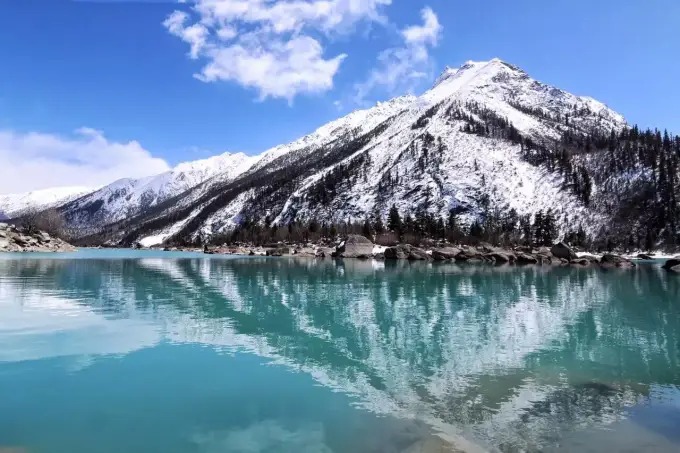 Vista invernal del lago Ranwu y las montañas de alrededor