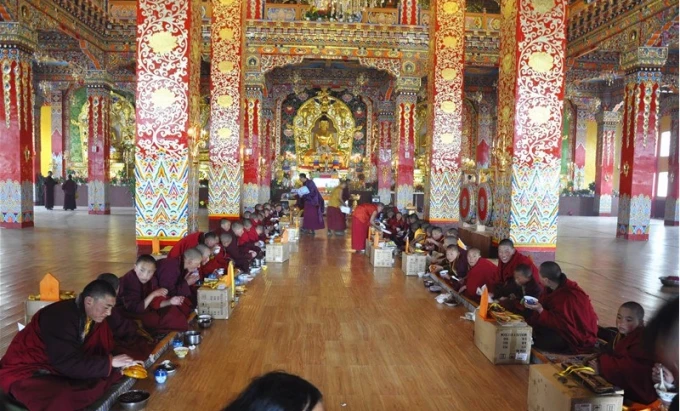 Salão de assembleia no rés-do-chão da Torre do Buddha da Medicina