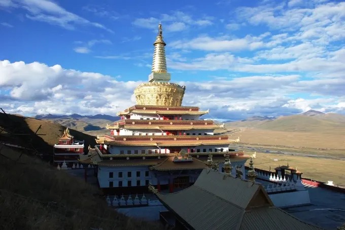 A Torre do Buddha da Medicina no mosteiro de Donggar