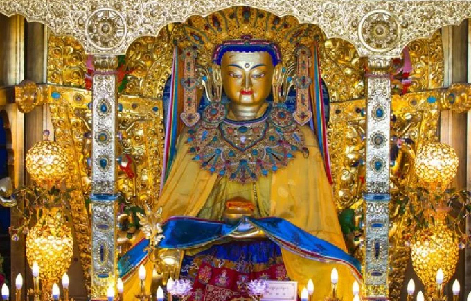 Grande estátua do Buda da Medicina no último andar da torre