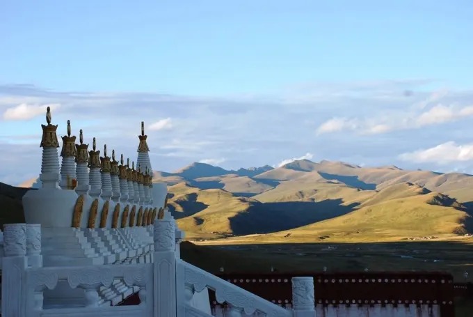 Uma stupa branca no mosteiro de Donggar