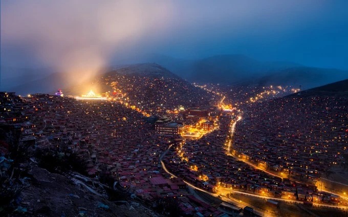 Laderas y viviendas cubiertas de nieve en Larung Gar