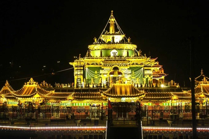 Luces en Larung Gar de noche
