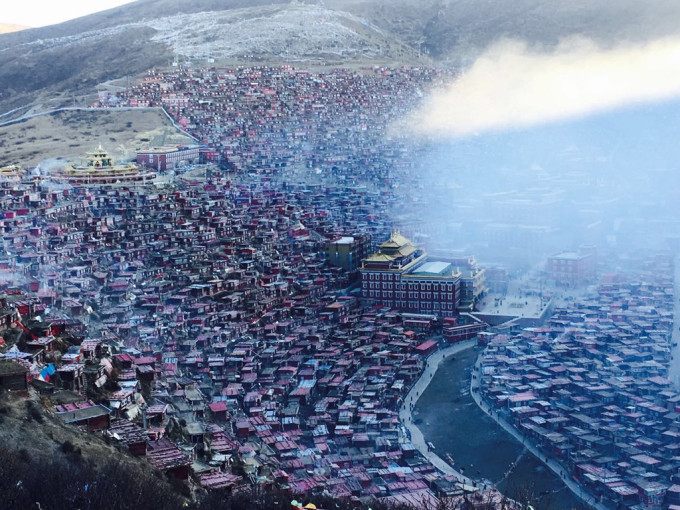 Viviendas rojas vistas desde un punto fotográfico en Larung Gar