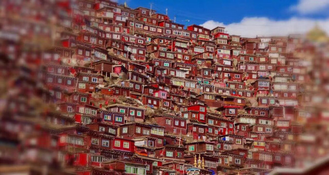 Rote Behausungen von Larung Gar am Berghang in Seda