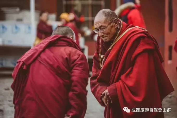 Un camino entre las residencias monásticas de Larung Gar