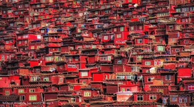 Klostergebäude an den Hängen von Larung Gar in Seda