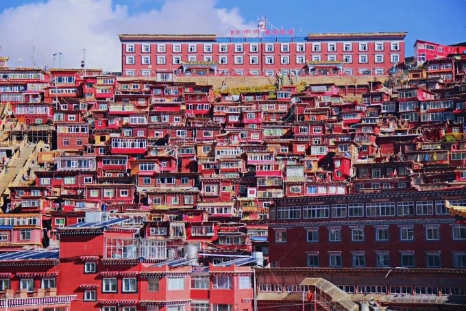 Edificios monásticos en el valle de Larung Gar