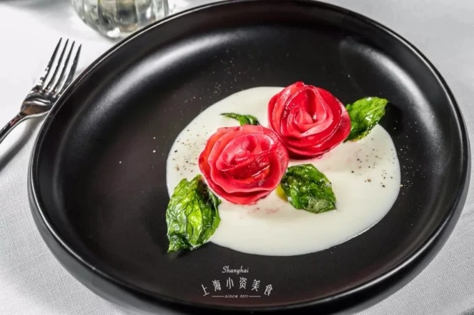 Dumplings italianos en forma de rosa con salsa de queso