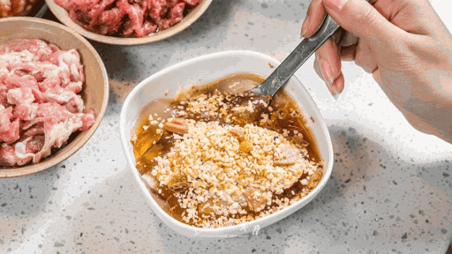 Platos de hotpot dispuestos alrededor de una olla dividida