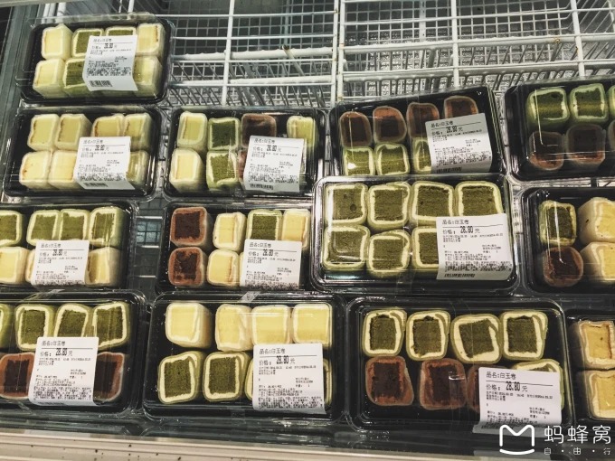 Mit Sahne gefüllte White-Jade-Rollen aus einem OLE-Supermarkt