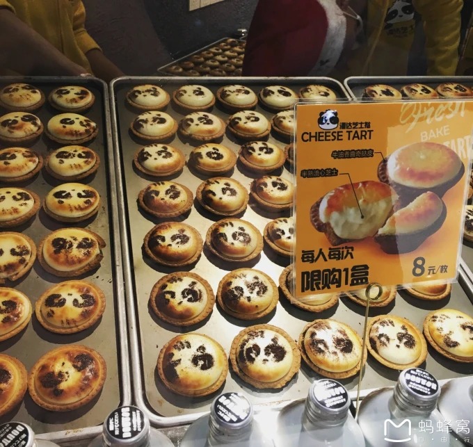 Egg Tarts an einer Food-Theke in Dapuqiao