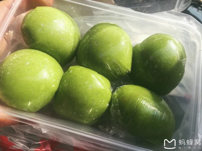 Grüne Qingtuan-Reiskuchen in der Auslage