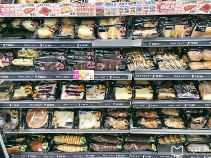 Mochi-artige Kuchen und Desserts in einem Regal eines Shanghaier Convenience Stores
