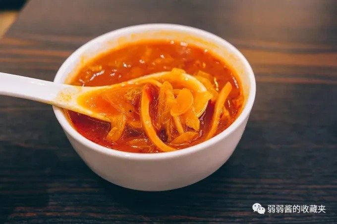 그릇에 담긴 상하이식 보르시