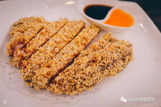 Una chuleta de cerdo frita de corte grueso con una capa crujiente en Dasheng Hutong