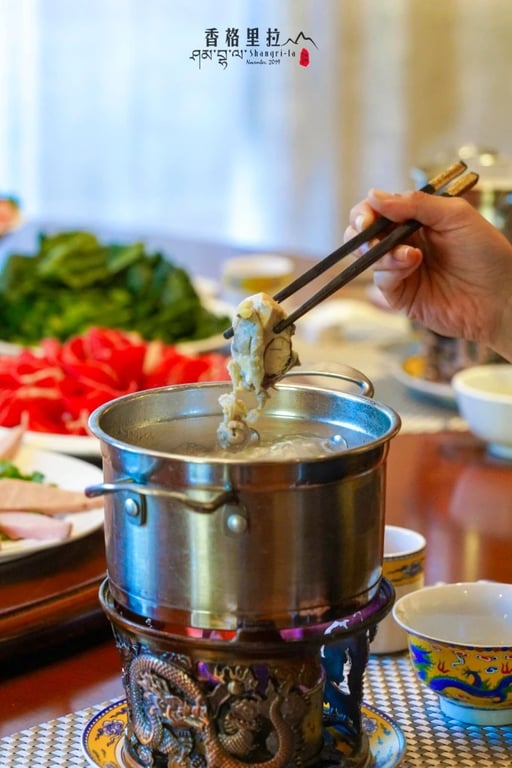 Petite fondue tibétaine avec légumes et vaisselle