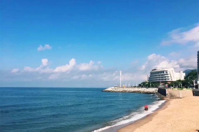 Der geschwungene Strand der Qing'ao-Bucht und blaues Wasser auf Nan'ao Island