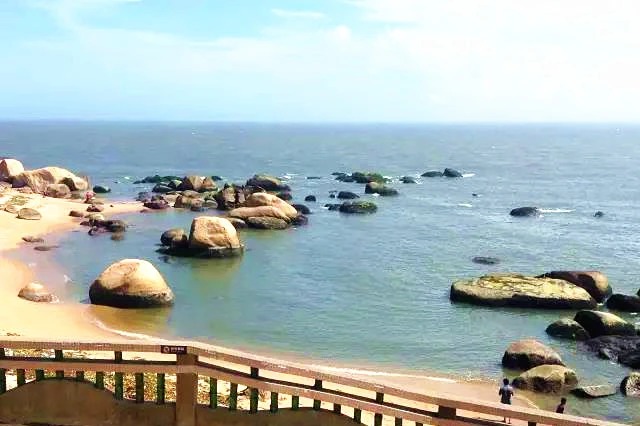 Felsen und Meer am Haimen-Lotussipfel