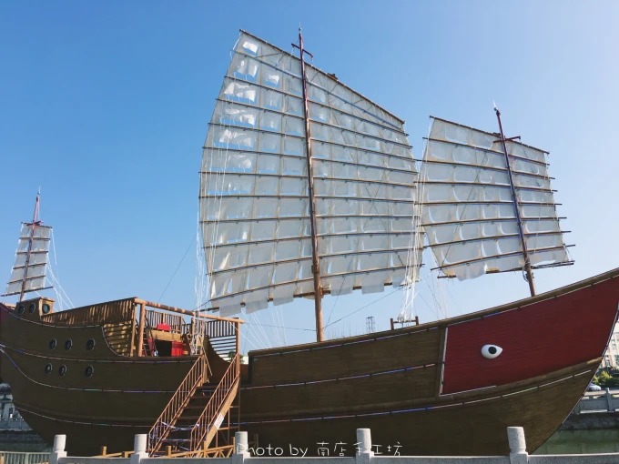 Ausstellung eines Rotkopfschiffs im alten Hafen Zhanglin