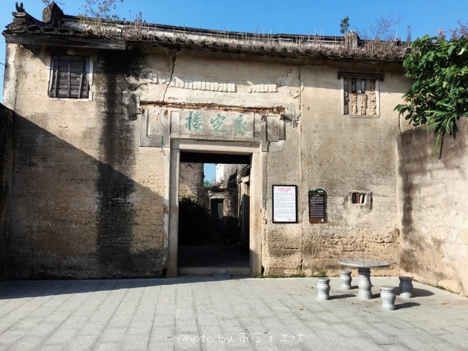Torre Yongding junto ao rio do antigo porto