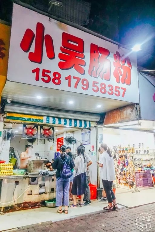Um rolo de massa de arroz recheado com ovo e porco