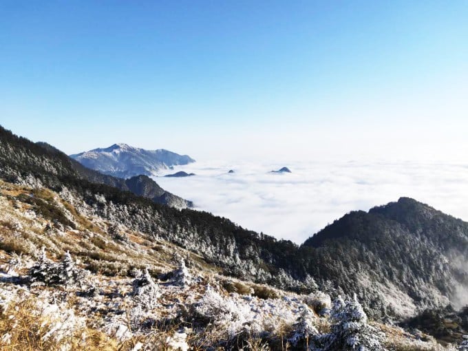 Schneebedeckter Berggrat am Shennongding im Winter