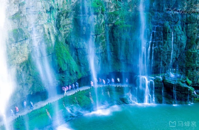 Une haute cascade se jetant dans une gorge verdoyante à la cascade des Trois-Gorges
