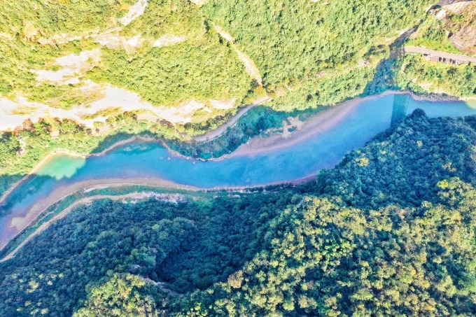 Luftaufnahme der Xiling-Schlucht und des Jangtse zwischen steilen grünen Ufern