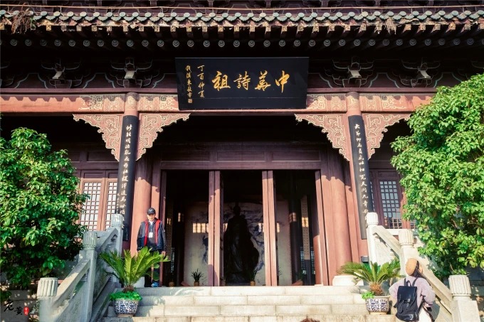 Toit traditionnel en tuiles et cour au temple de Qu Yuan à Zigui