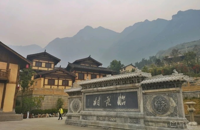 Bâtiments traditionnels et cour au village de Zhaojun, dans la vallée de Xiangxi