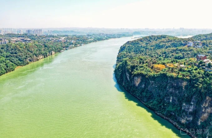 Rivière et pentes boisées dans la zone panoramique des gorges de Xiling, près de Yichang