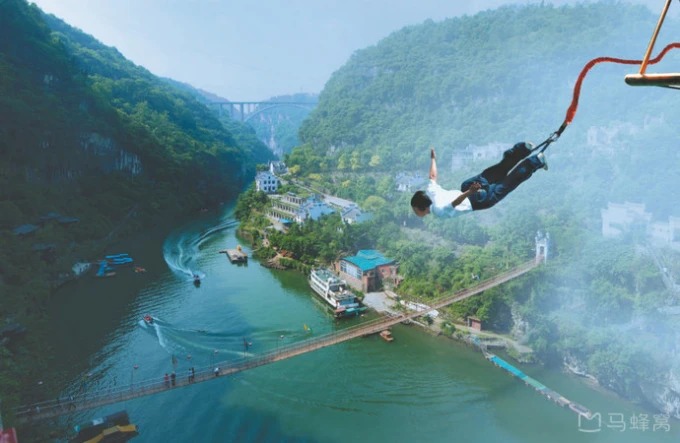 Un sauteur à l’élastique au-dessus de la gorge à Happy Valley, dans les gorges de Xiling