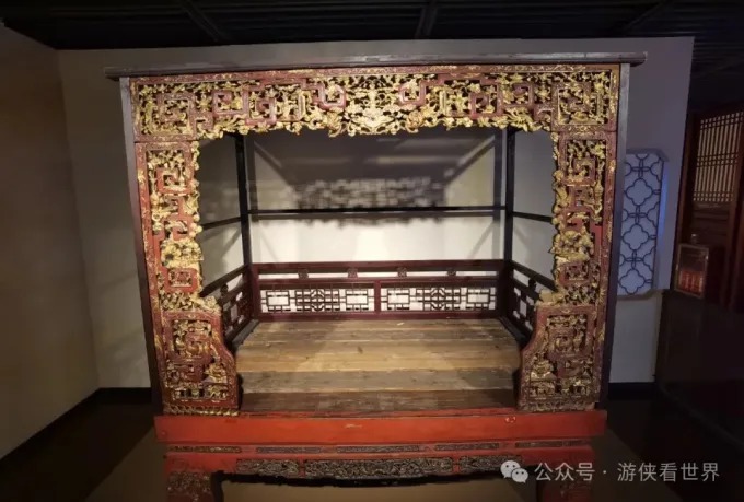 彫刻を施した寝台家具