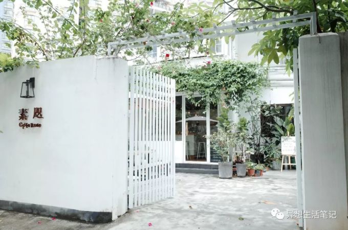 Weiße Außenfassade und grüne Pflanzen beim Café Suzhi in Bao'an, Shenzhen