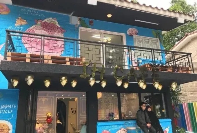IH Cafe의 야외 좌석과 인조 수영장