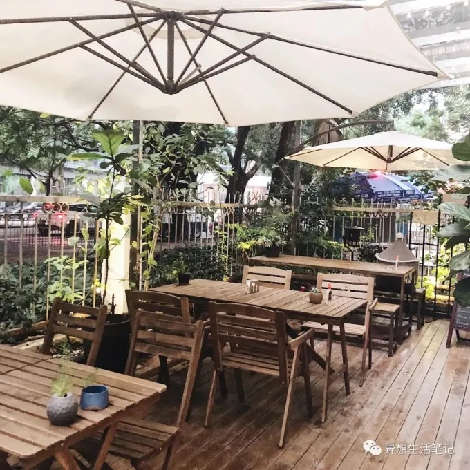 Ramble Tree Coffee의 유리 지붕 안뜰