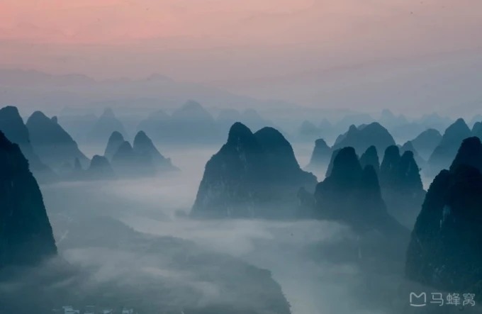 Picos calcários enevoados vistos da Colina Xianggong