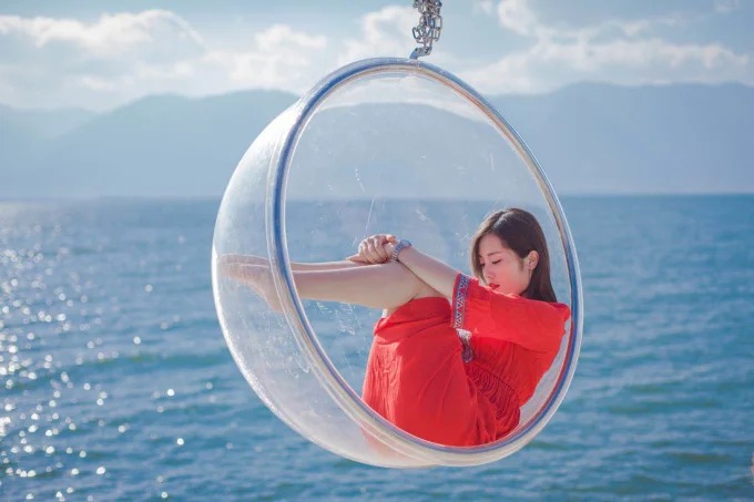 Glass globe photo prop at a Shuanglang inn