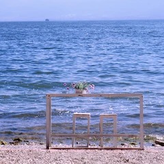 Ufer des Erhai mit Hügeln im Hintergrund