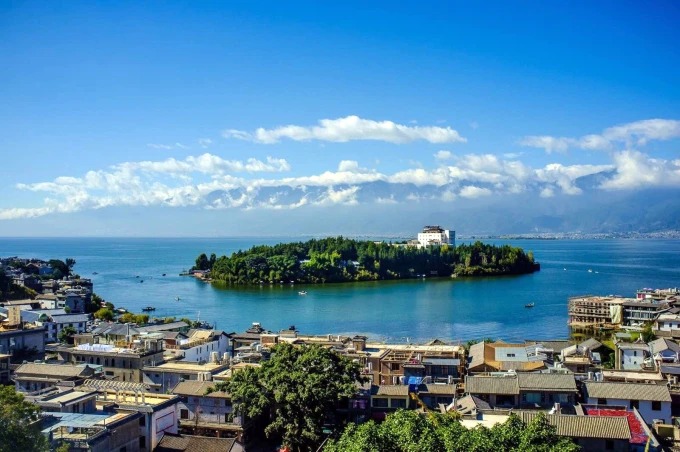 Edificaciones y orilla en la isla Nanzhao