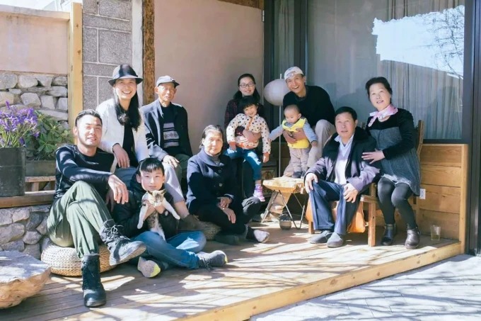 La familia extensa de Hong Jiaming en Dali, con sus padres y otros parientes
