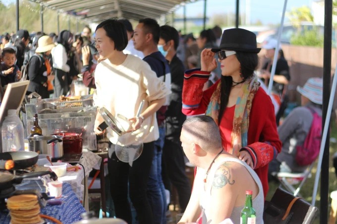 Artículos de cuero y artesanías expuestos en un mercado de Dali