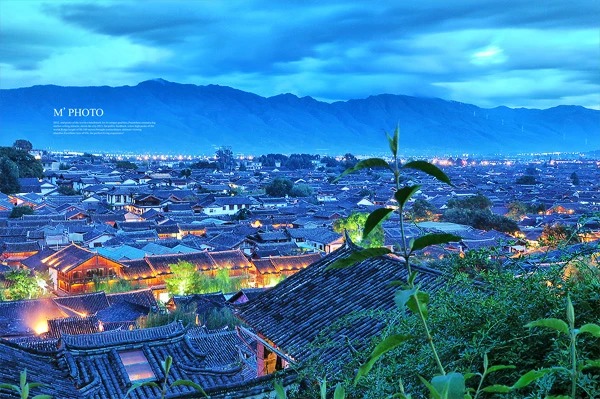 麗江旧市街の提灯に照らされた路地