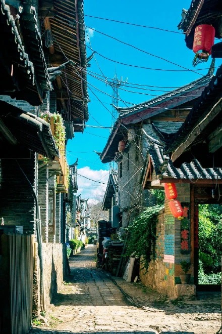 Gepflasterte Gasse mit alten Gebäuden in der Altstadt von Shuhe, Yunnan